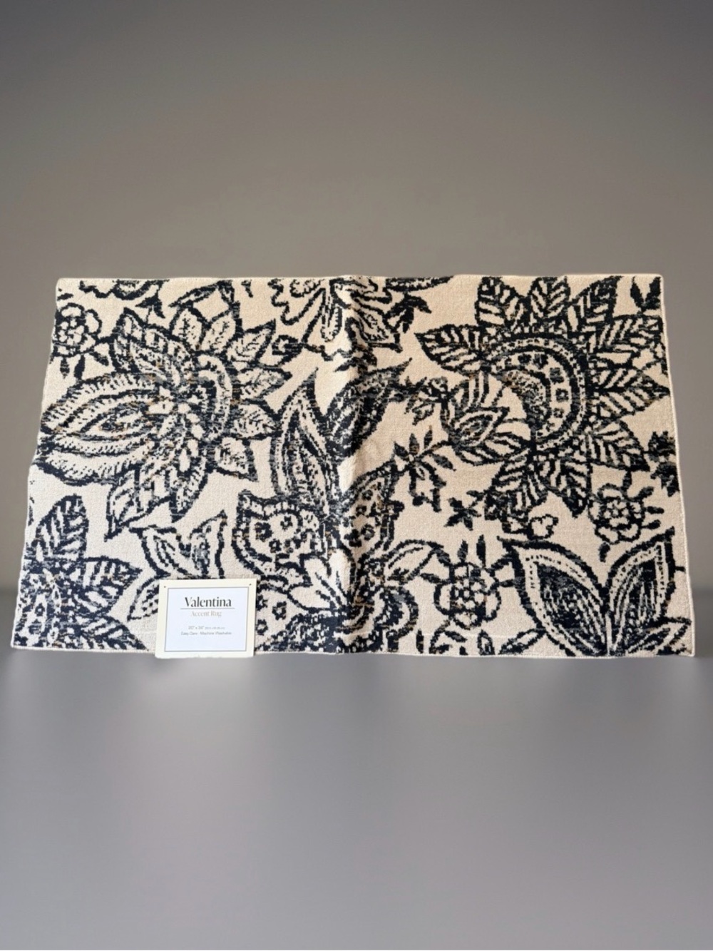 Valentina collection floral accent rug. 20”x34”. New with Tags